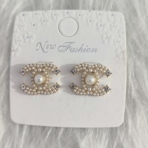 Gorgeous Fashion Gold Stud Earrings Add a touch of sparkle to your outfit 🩷